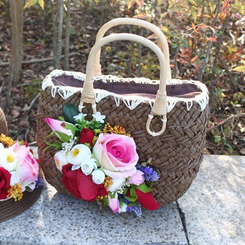 Hand-made Retro-Vintage, genți de mână și flori pentru vacanta de vara, un set de paie-înfășurat în saci țesute pe plaja