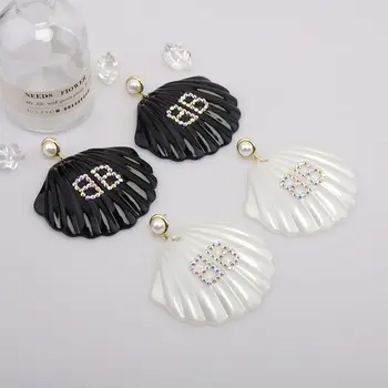 2020 de vară nou design de mare coajă inițială B cercel pentru femei fermecătoare alb perlat negru cercei pandantiv