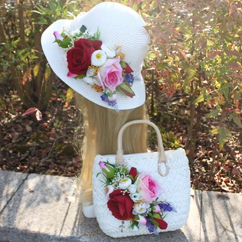Hand-made Retro-Vintage, genți de mână și flori pentru vacanta de vara, un set de paie-înfășurat în saci țesute pe plaja