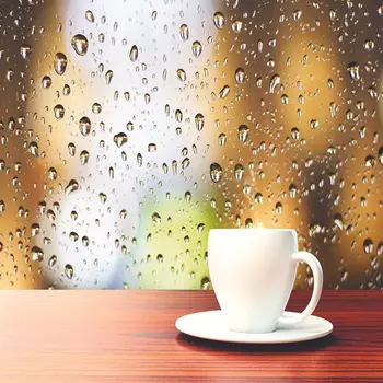 Cortina Ceașcă de Cafea pe Fundal de Fereastra cu Picăturile de ploaie Dimineață Ploioasă micul Dejun Vedere Maro Aur Alb